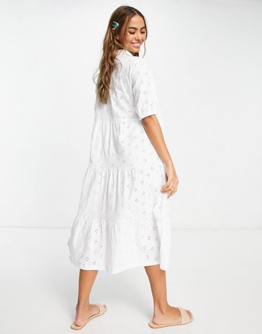 ASOS DESIGN – Biała sukienka koszulowa o warstwowym kroju midi z haftem  angielskim i krótkimi rękawami | ASOS