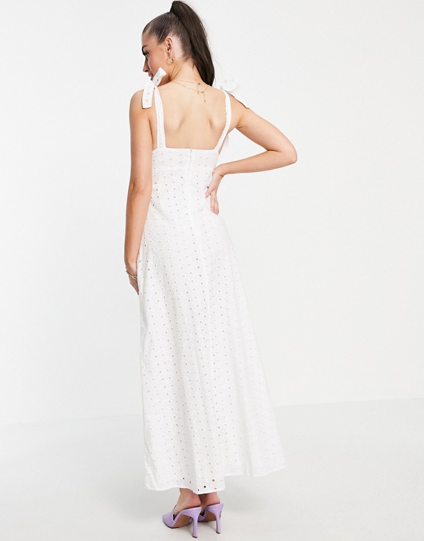  Bezpieczna ASOS DESIGN – Biała sukienka maxi bez rękawÓw z haftem i głębokim dekoltem w szpic Biały