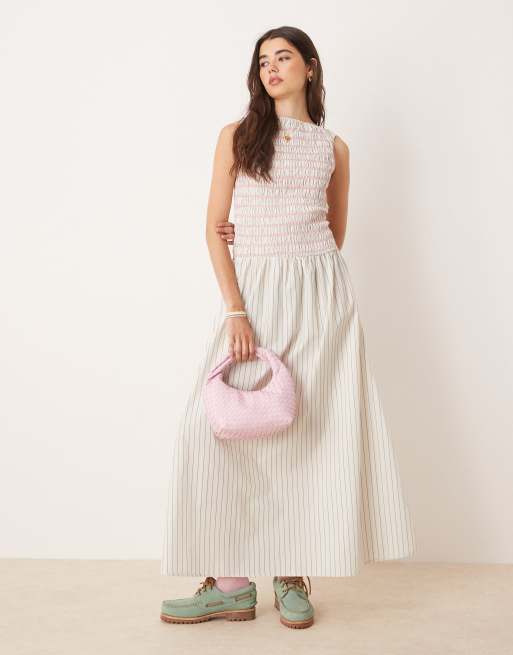 ASOS DESIGN – Biała sukienka maxi we wzór w paski z marszczona górą i kontrastowymi przeszyciami