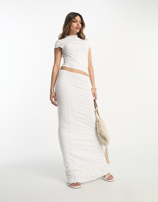 ASOS DESIGN – Biała sukienka maxi z krótkimi rękawami, wycięciem w talii i ozdobnymi przeszyciami