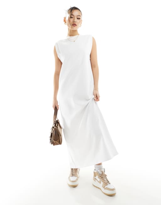 ASOS DESIGN – Biała sukienka maxi z okrągłym dekoltem i poduszkami na ramionach