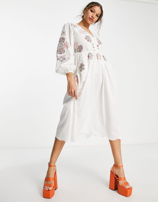 ASOS DESIGN – Biała sukienka midi w haftowany patchworkowy wzór w kwiaty z  kieszeniami | ASOS
