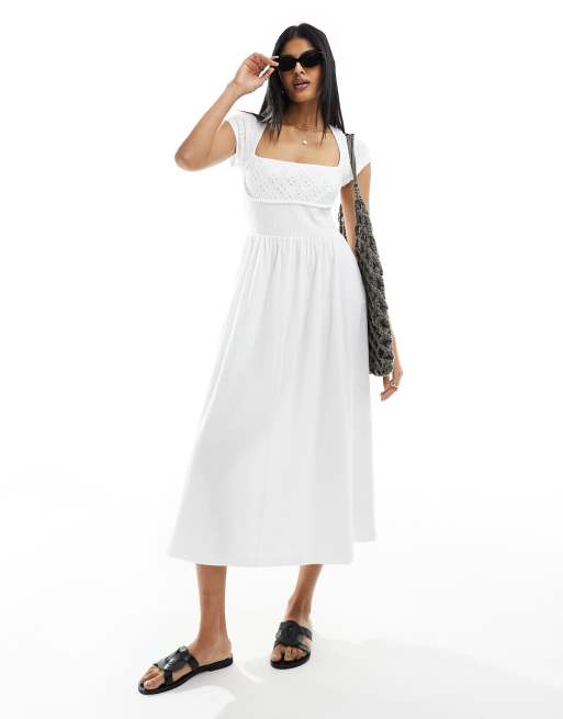 ASOS DESIGN – Biała sukienka midi z dekoltem karo, marszczoną górą i haftem na biuście