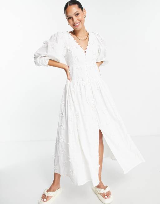 ASOS DESIGN – Biała sukienka midi zapinana na guziki z obszernymi rękawami i wypukłym kwiatowym wzorem