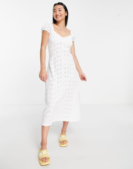 ASOS DESIGN – Biała sukienka midi z haftem angielskim na biuście i zapięciem na guziki
