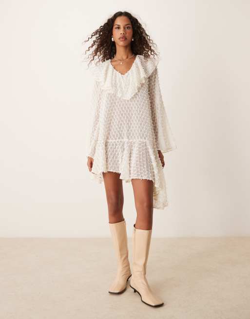 ASOS DESIGN – Biała sukienka mini z materiału dobby z dekoltem w szpic i asymetrycznym dołem