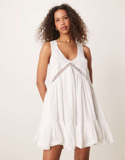 ASOS DESIGN – Biała sukienka mini z nierównym dołem i dekoltem w kształcie litery U