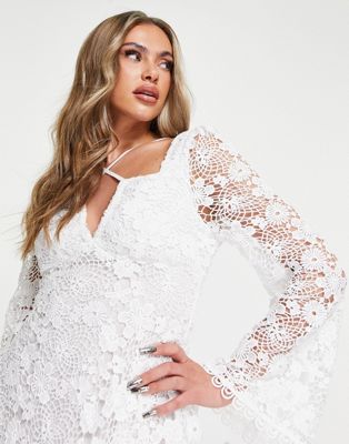 ASOS DESIGN – Biała sukienka mini z rozkloszowanymi rękawami, skrzyżowanymi  ramiączkami i szydełkowaną koronką | ASOS