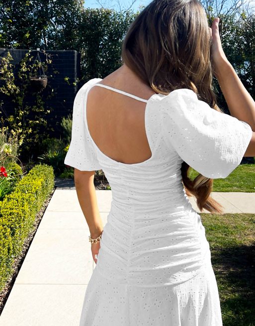 ASOS DESIGN – Biała sukienka z bufiastymi rękawami, marszczeniem i haftem  angielskim | ASOS