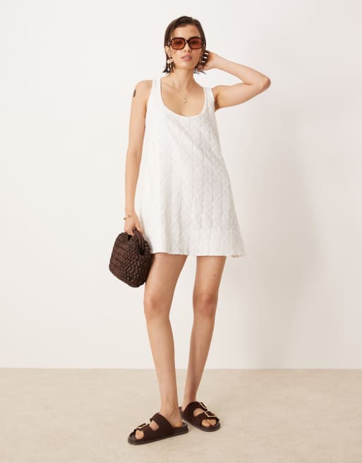 ASOS DESIGN – Biała szydełkowa trapezowa sukienka mini z dekoltem w kształcie litery U