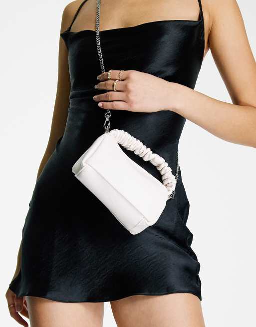 ASOS DESIGN – Biała torebka crossbody z marszczonym uchwytem i łańcuszkowym paskiem