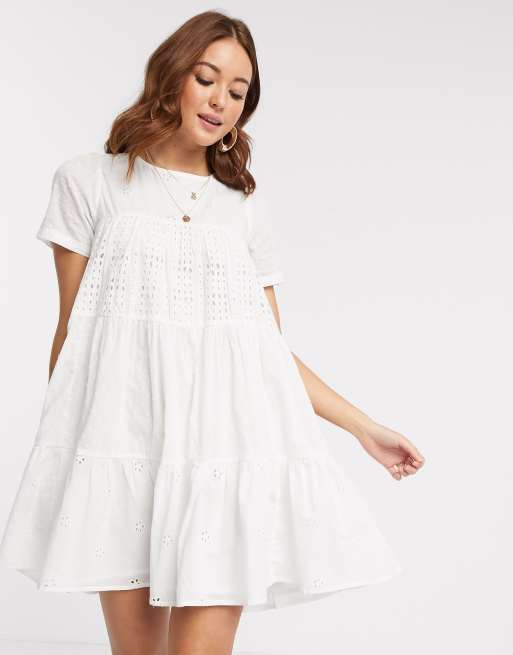 ASOS DESIGN – Biała trapezowa sukienka mini o luźnym kroju z mieszanym haftem angielskim