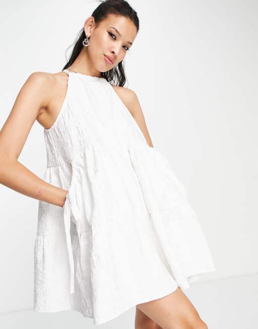 ASOS DESIGN – Biała żakardowa warstwowa sukienka mini z kieszeniami i dekoltem typu halter