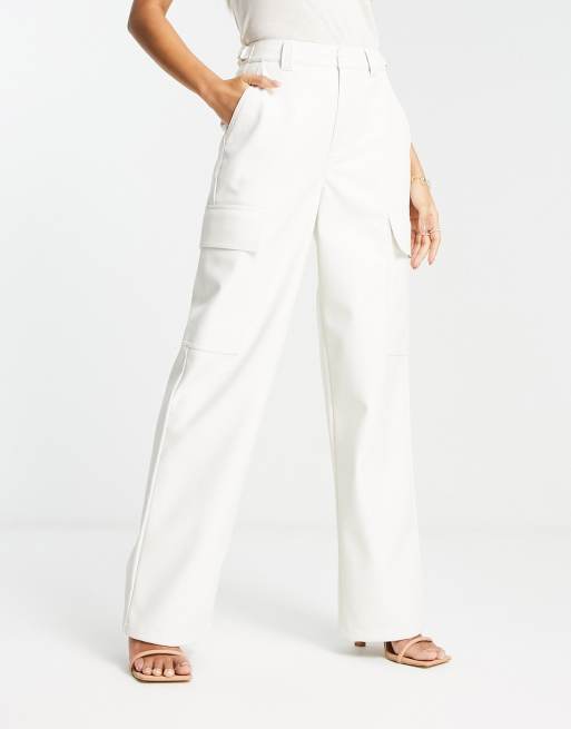 ASOS DESIGN – Białe bojówki z imitacji skóry
