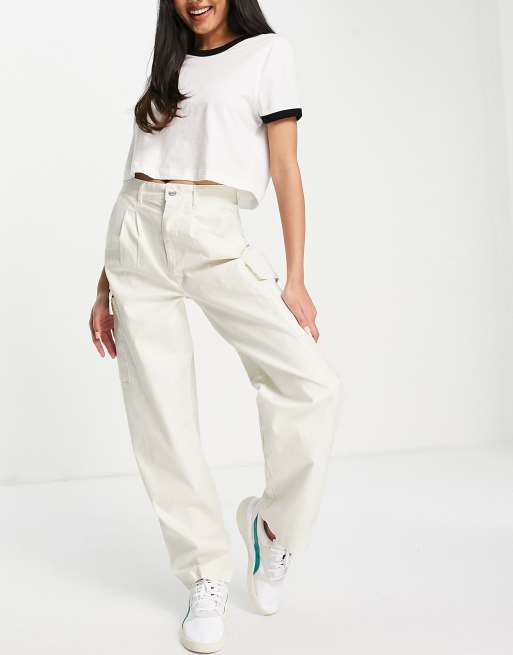 ASOS DESIGN – Białe chinosy z ozdobnymi plisami na przodzie i z kieszeniami w stylu bojówek