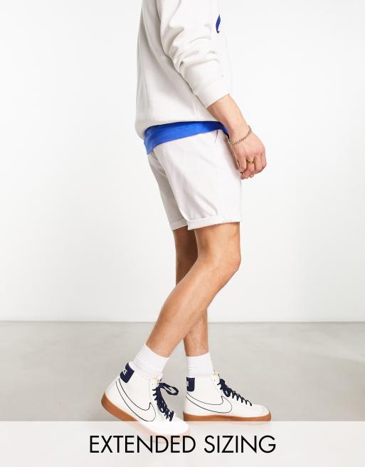 ASOS DESIGN – Białe dopasowane średniej długości szorty chinosy  