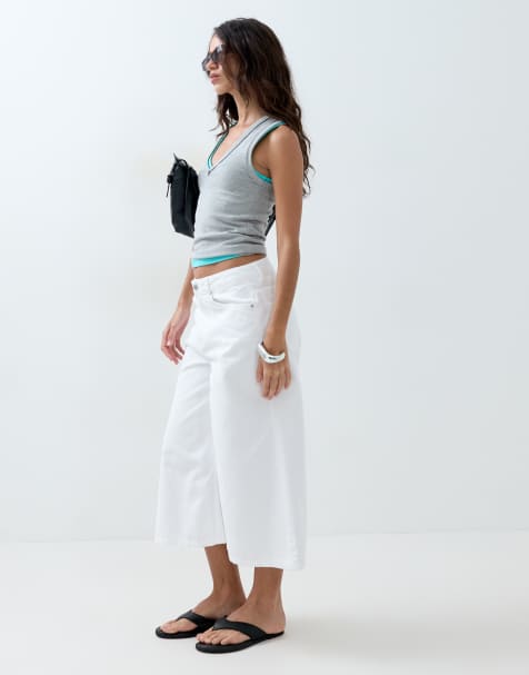 ASOS DESIGN – Białe jeansy o krótkim fasonie z szerokimi nogawkami i paskiem z łańcuszka - view 1