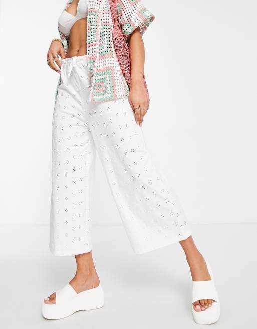 ASOS DESIGN – Białe kuloty z przylegającą talią paperbag i haftem angielskim 