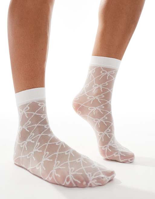 ASOS DESIGN – Białe, prześwitujące skarpetki do kostki ze wzorem w kokardki, 2 z 4