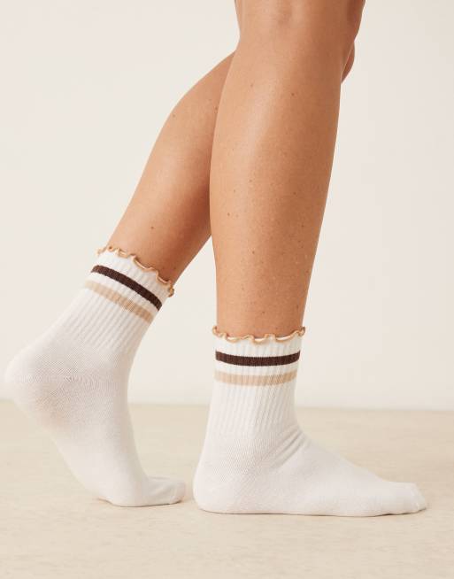 ASOS DESIGN – Białe skarpetki do kostki z falbanką i brązowymi paskami, 2 z 3