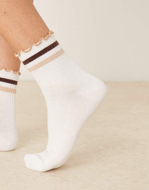 ASOS DESIGN – Białe skarpetki do kostki z falbanką i brązowymi paskami, 3 z 3