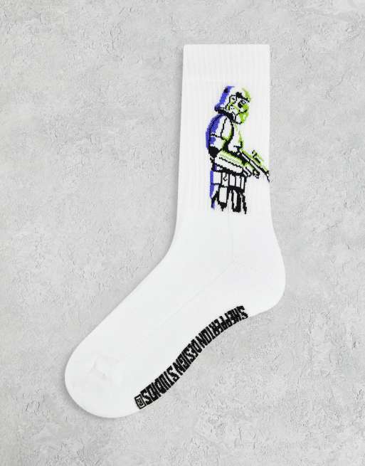 ASOS DESIGN – Białe skarpety sportowe z motywem szturmowca z Gwiezdnych Wojen