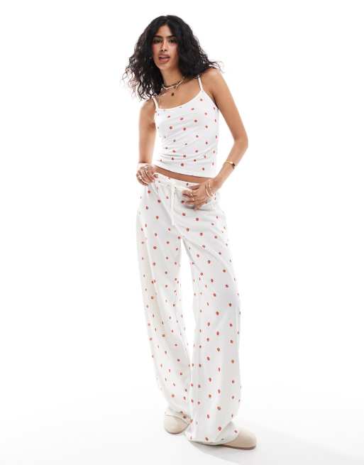 ASOS DESIGN – Białe spodnie z szerokimi nogawkami i drobnym wzorem w truskawki