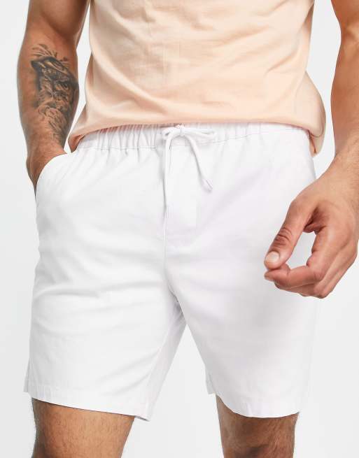 ASOS DESIGN – Białe średniej długości szorty chinosy o obcisłym kroju z elastyczną talią 