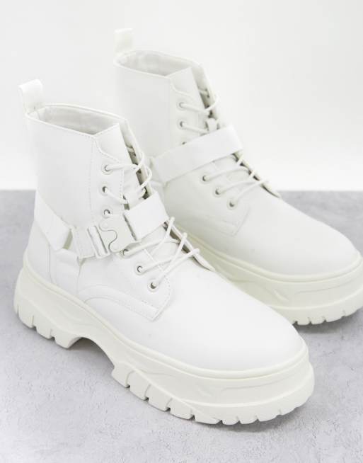 ASOS DESIGN – Białe sznurowane botki z imitacji skóry na grubej podeszwie z ozdobnym paskiem