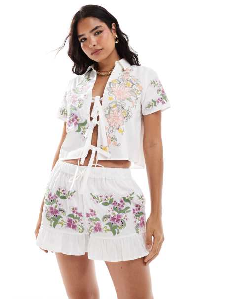 ASOS DESIGN – Białe szorty z haftowanym kwiatowym wzorem, część zestawu - view 1