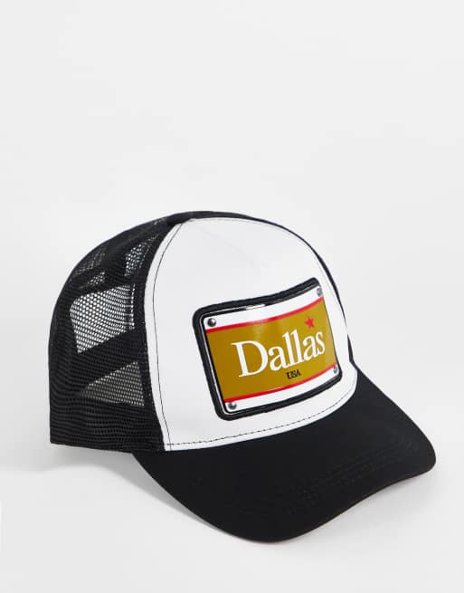 ASOS DESIGN – Biało-czarna czapka trucker z metalową naszywką z nazwą miasta