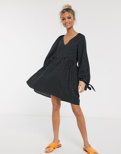 ASOS DESIGN – Biało-czarna luźna sukienka mini z zakładką na ramieniu i  wzorem w kropki | ASOS