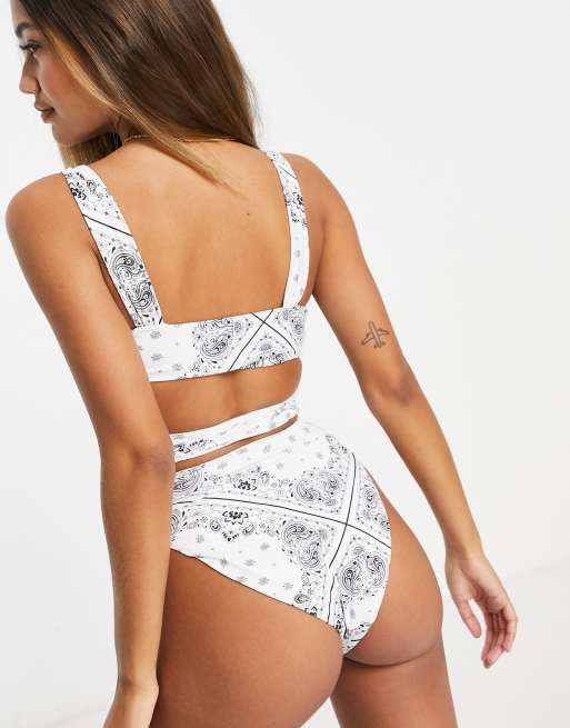 ASOS DESIGN – Biały dół od bikini z wysokim stanem i nadrukiem bandany, 2 z 4