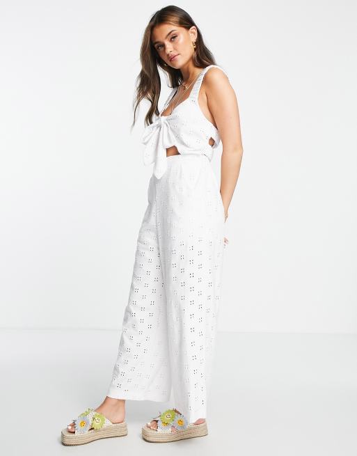 ASOS DESIGN – Biały kombinezon z dżerseju z haftem angielskim i elastycznym tyłem