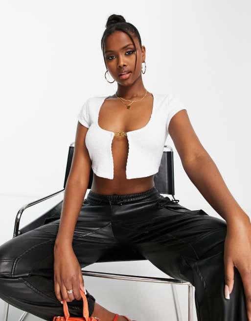 ASOS DESIGN – Biały krótki kardigan z marszczonego teksturowanego materiału z metalową wstawką