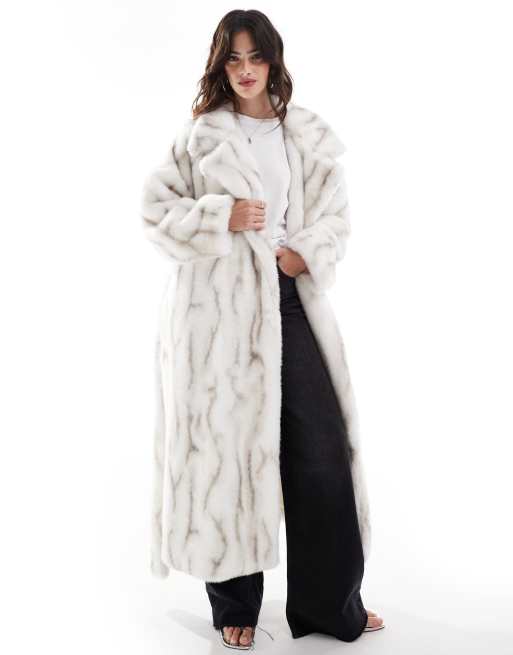 ASOS DESIGN – Biały płaszcz ze sztucznego futra o wydłużonym fasonie z paskiem