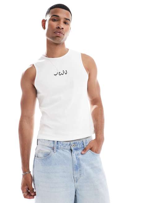 ASOS DESIGN – Biały prążkowany podkoszulek o kroju podkreślającym sylwetkę z haftowanym napisem