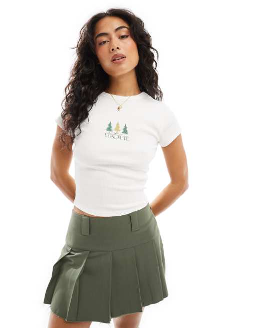 ASOS DESIGN – Biały przylegający i krótki T-shirt z nadrukiem Yosemite