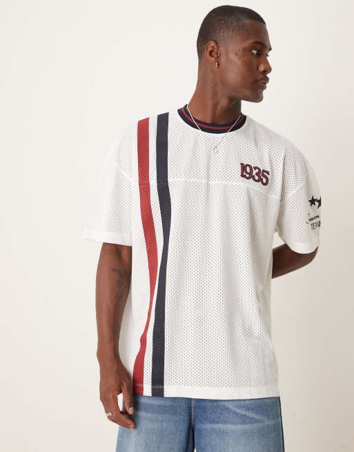 ASOS DESIGN – Biały siateczkowy T-shirt oversize z obniżoną linią ramion i grafiką sportową