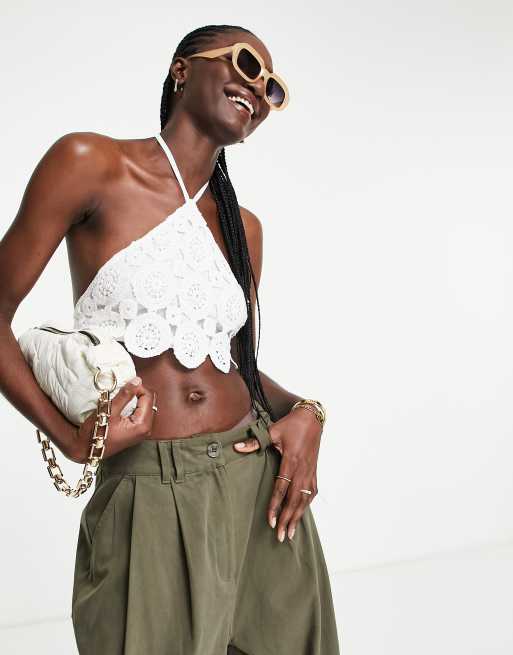 ASOS DESIGN – Biały szydełkowy krótki top z dekoltem typu halter