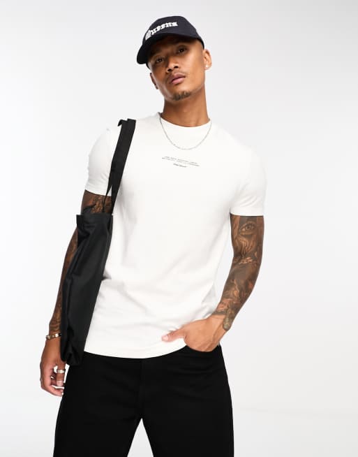 ASOS DESIGN – Biały T-shirt o kroju podkreślających sylwetkę z napisem na dekolcie