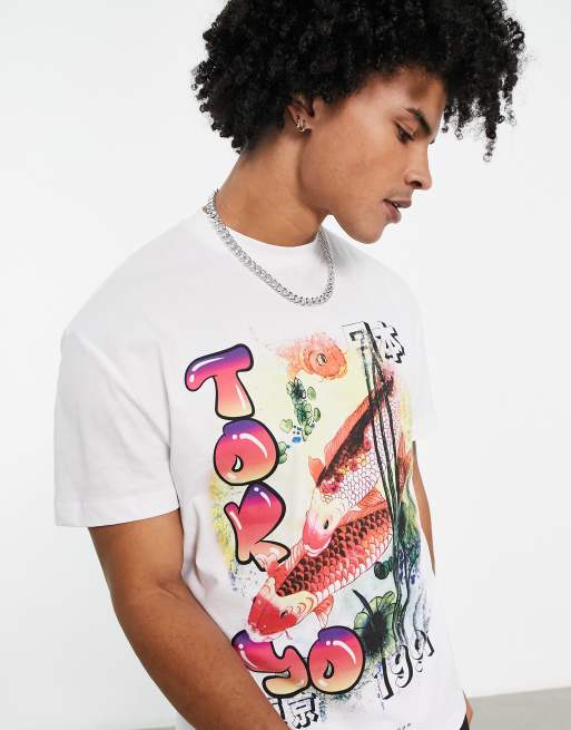ASOS DESIGN – Biały T-shirt o luźnym kroju z nadrukiem z motywem ryb koi 
