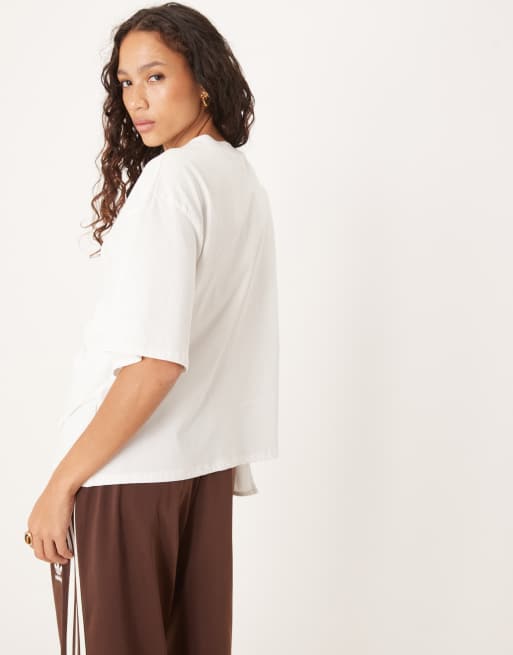 ASOS DESIGN – Biały T-shirt o pudełkowym kroju z asymetryczną baskinką, 2 z 4