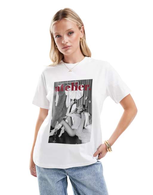 ASOS DESIGN – Biały T-shirt o regularnym kroju z grafiką z okładką magazynu i bordowym napisem