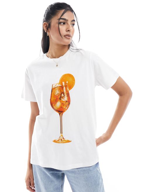ASOS DESIGN – Biały T-shirt o regularnym kroju z nadrukiem z motywem pomarańczowego napoju
