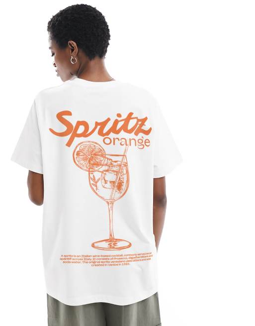 ASOS DESIGN – Biały T-shirt o regularnym kroju z nadrukiem z motywem pomarańczowego napoju