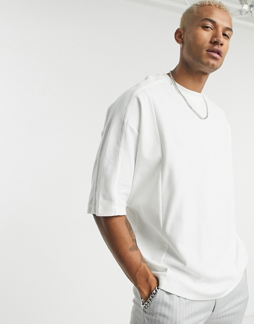 ASOS DESIGN – Biały t-shirt oversize z grubej piki z naszywanymi wstawkami BUXC