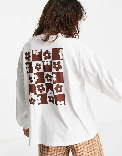 ASOS DESIGN – Biały T-shirt z długim rękawem we wzór w szachownicę i kwiaty