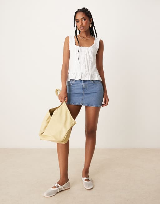 ASOS DESIGN – Biały top bez rękawów z haftowanym wzorem i falbanką na dole, 3 z 4