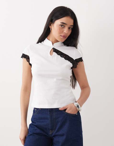 ASOS DESIGN – Biały top z krótkimi rękawkami, stójką zapinaną na guzik z pętelką i koronkowym wykończeniem - view 1
